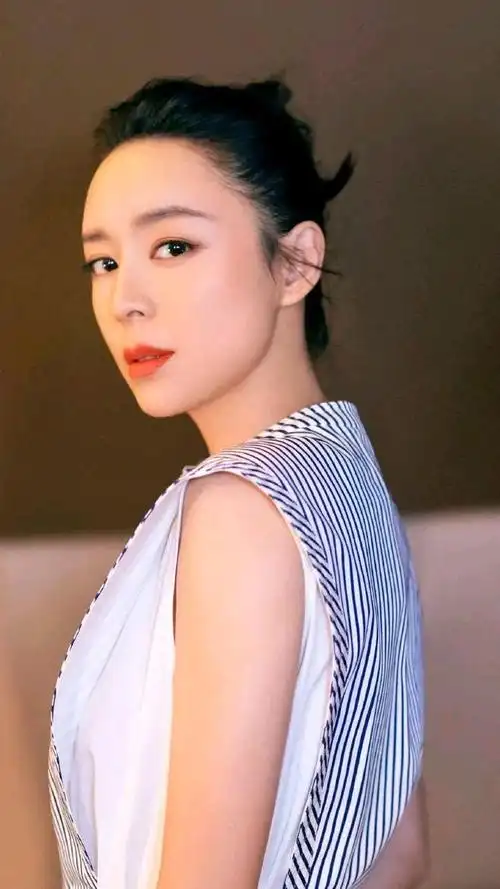 张静初精美壁纸:简约优雅,魅力十足!