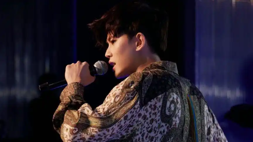 任嘉伦etro探店晚会舞台《seeya》台风好稳,现场一片嗷嗷大叫.