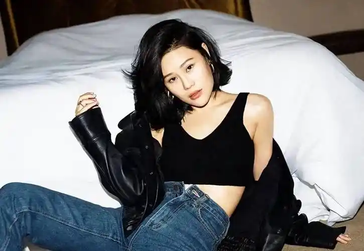 袁娅维出席活动,身穿黄色抹胸裙,凸显完美身材,像小公主一样可爱又