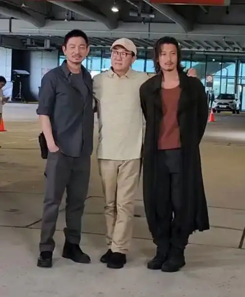 10月17日,刘德华和谢霆锋这对影坛巨星携手主演的新剧《怒火蔓延》