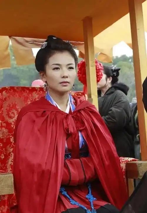 这一举动让人们不禁为刘涛的专业态度和对角色的敬重而感动.