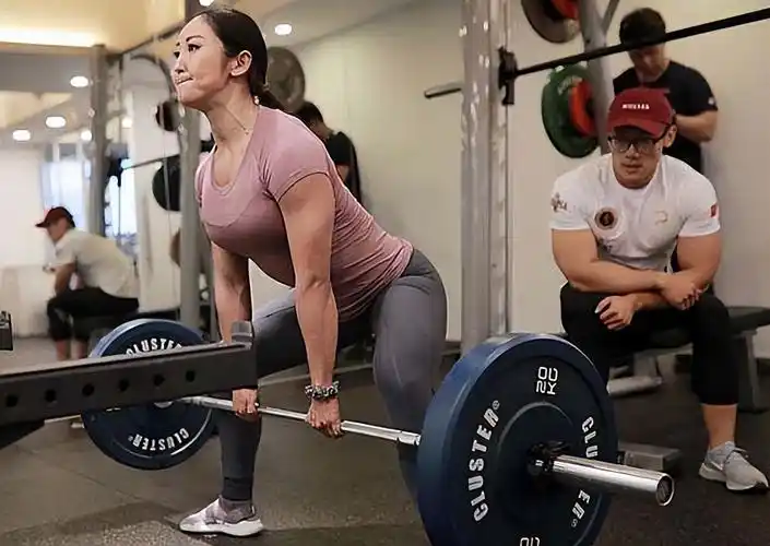 中国体坛健美冠军女神:37岁仍身材完美,嫁二婚法国富豪前妻祝福