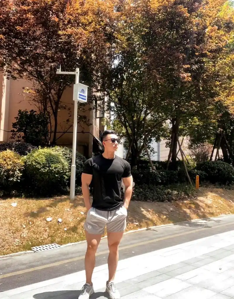 身材好的男人永远都嫌热[捂脸]