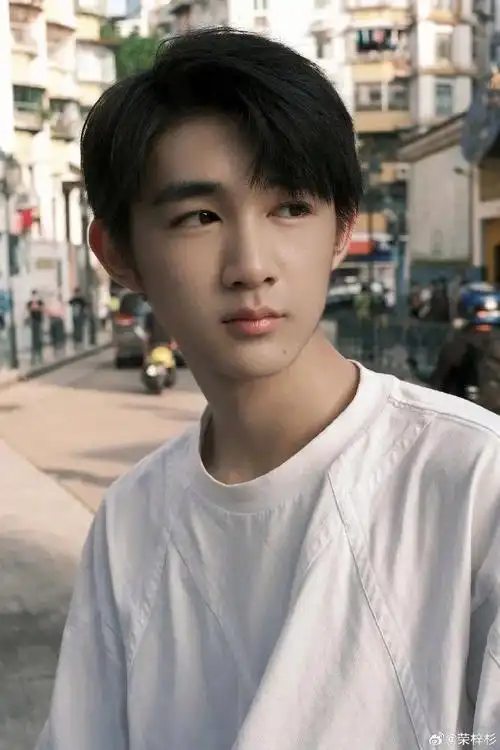 吴磊的弟弟爆火:182cm贵气少爷,18岁拿下"内娱第一"!