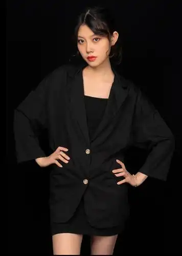 黑色背景加上黑色着装,衬托出皮肤玉石一样的质地,真的很美