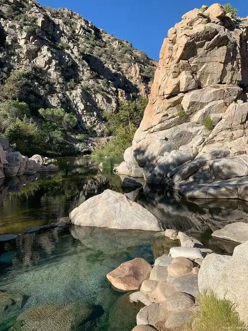 北京清凉谷位于北京市怀柔区,是一个以山水风光和户外休闲为主要特色