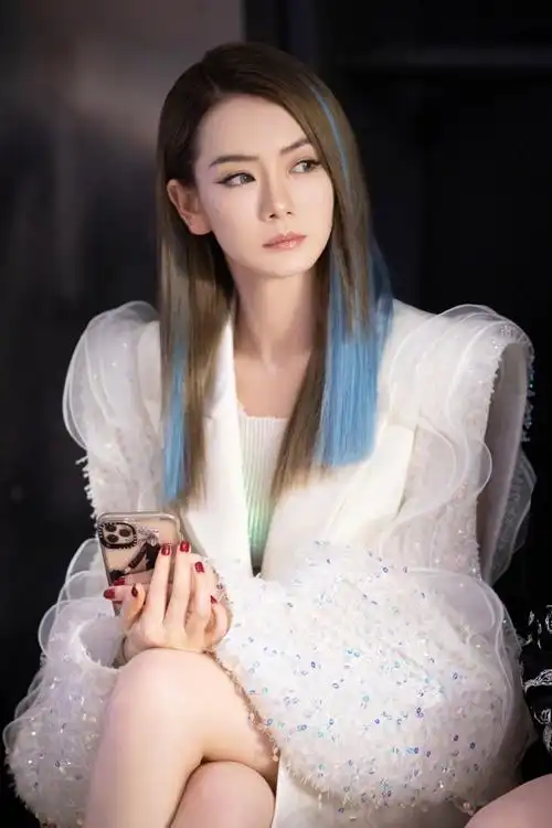 戚薇气质好会穿西装上套婚纱长发染成水蓝色美回10年前