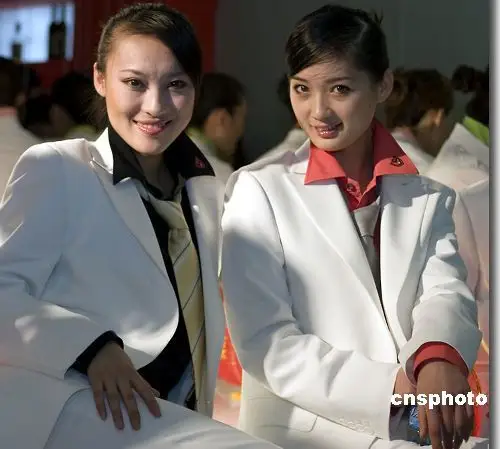 图文:女模特"反串"秀男装