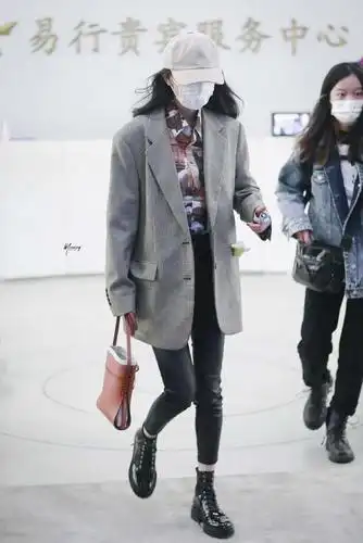 杨幂的脚踝和马丁靴好搭,配上皮裤显得又直又细,不愧是腿精