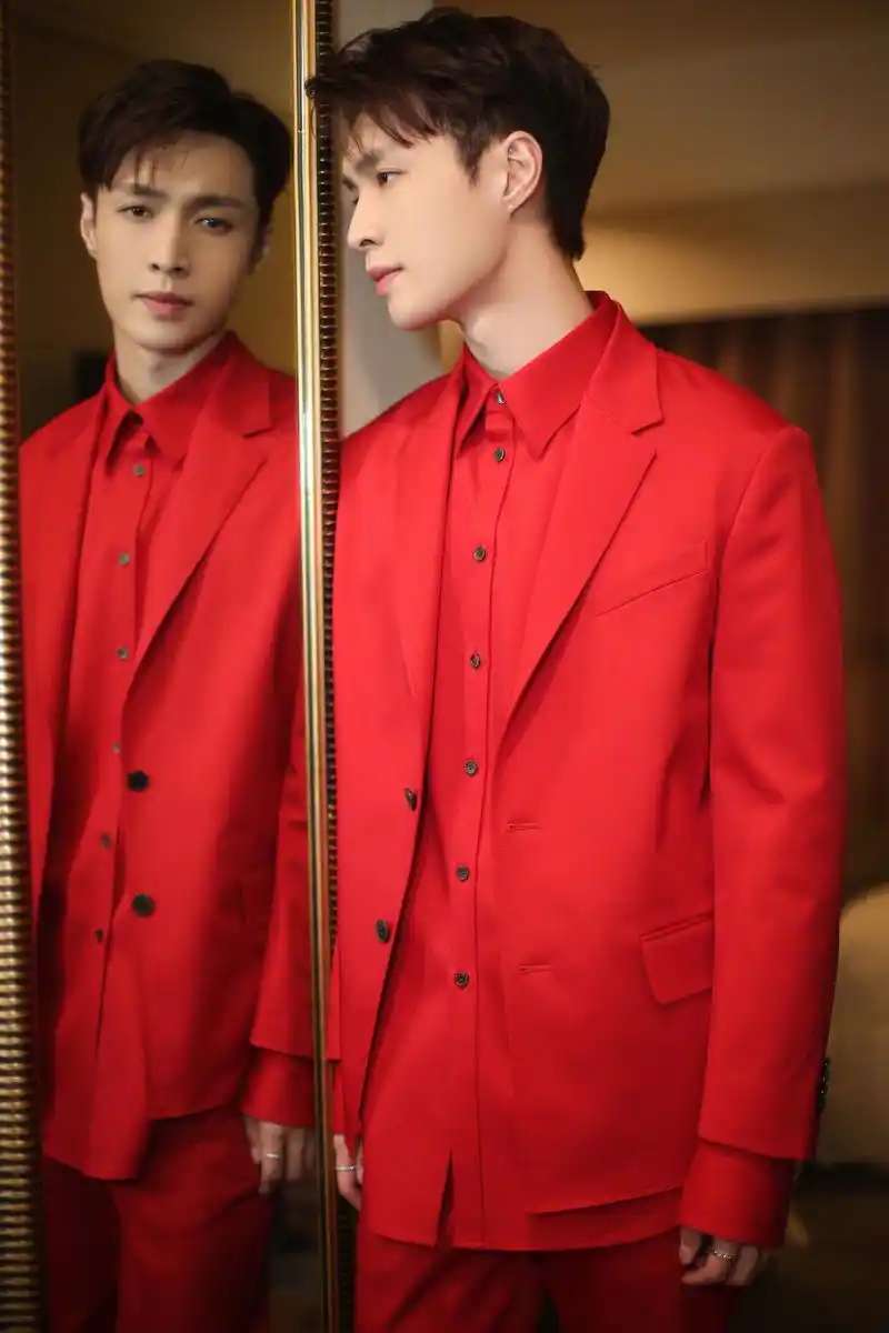 2019年央视春晚直播即将开始,张艺兴一身红色西装造型映衬新春喜气.