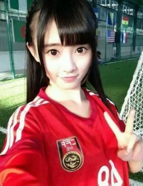 原创鞠婧祎早年旧照穿球衣成足球宝贝颜值身材都虐人