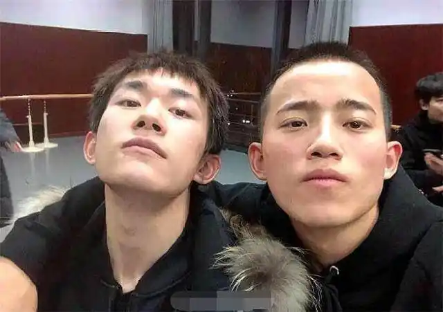 易烊千玺室友做鬼脸搞怪 解放天性毫无偶像包袱