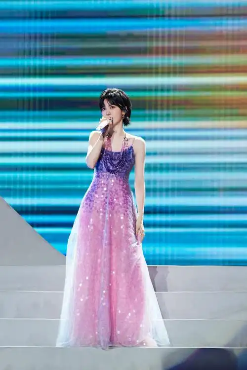 郁可唯姐姐现场演唱《路过人间》美图送上!