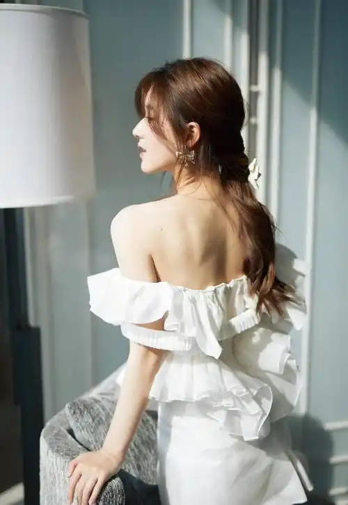 赵露思带点肉感的身材更有优势,穿一字肩连衣裙,比别人气质惊艳_设计