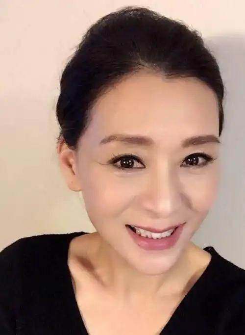 也正因为夏文汐身材相貌都还保持的很好,所以还能和小鲜肉陈伟霆一起