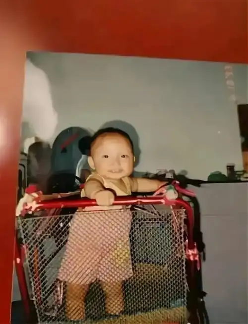 姚策小时候太幸福千宠百爱郭威穿着像是一个衣服继承者