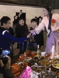 搞笑gif图片笑话段子:闺蜜和男友吵架,来我这用过期的洗面奶