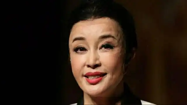 刘晓庆开直播忘记开美颜,一脸假皮吓坏众人,网友:难为化妆师!