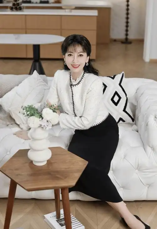 70岁赵雅芝晒居家照,身姿挺拔曲线傲人,身材样貌看起来只有40岁_生活