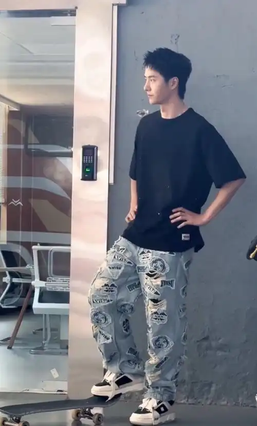 特别喜欢裤子90透过去看到了博博又白又细的腿,王一博你是懂摩托