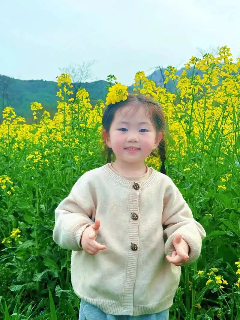 油菜花的季节 #无忧无虑的童年 #田间地头走一走 #最纯真的笑容