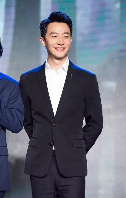 娱乐 > 正文     唯一合作张艺谋冯小刚陈凯歌三大导演的85后男演员