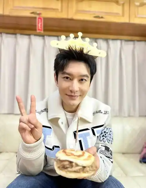 黄晓明45岁生日收到最窝心的礼物:5岁儿子在气球上写下祝福语_杨颖