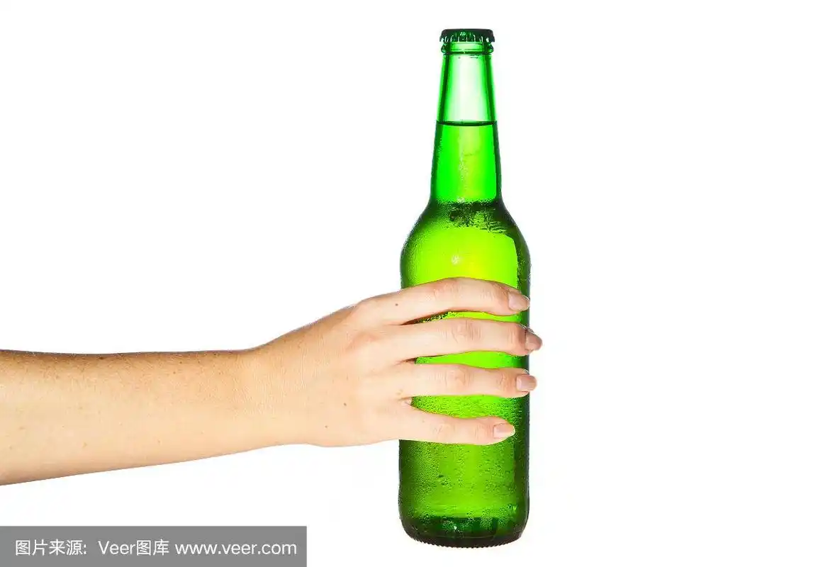 手拿啤酒瓶的女人