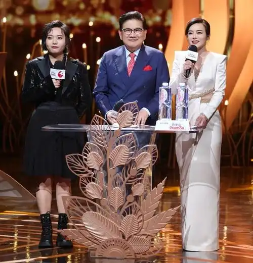 东方卫视电视剧盛典主持人,曹可凡存在感不强,李雪琴风头盖过陈辰