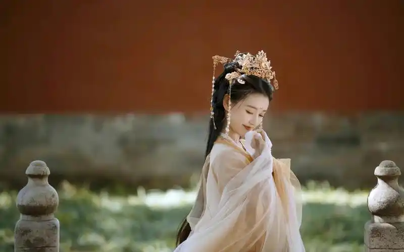 笑眼盈盈,戴着金冠简直如同仙女,气质出尘脱俗,与古装完美适配