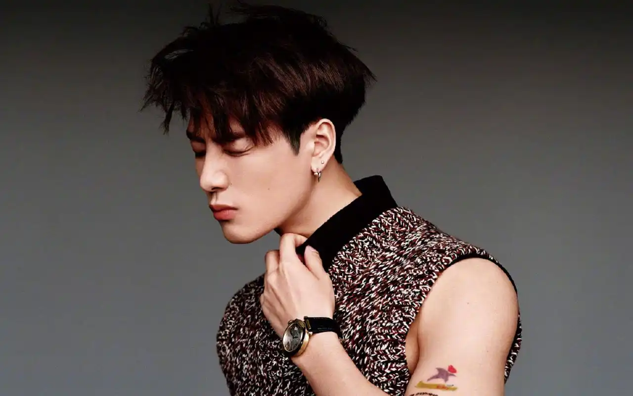王嘉尔帅气撩人写真桌面壁纸_大陆明星_壁纸下载_美桌网