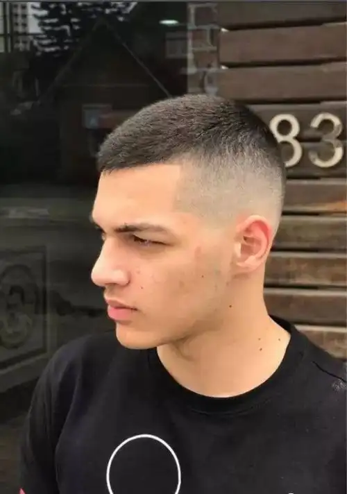 干净利落的男士寸头