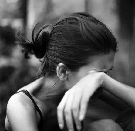 伤心到心痛的图片带字