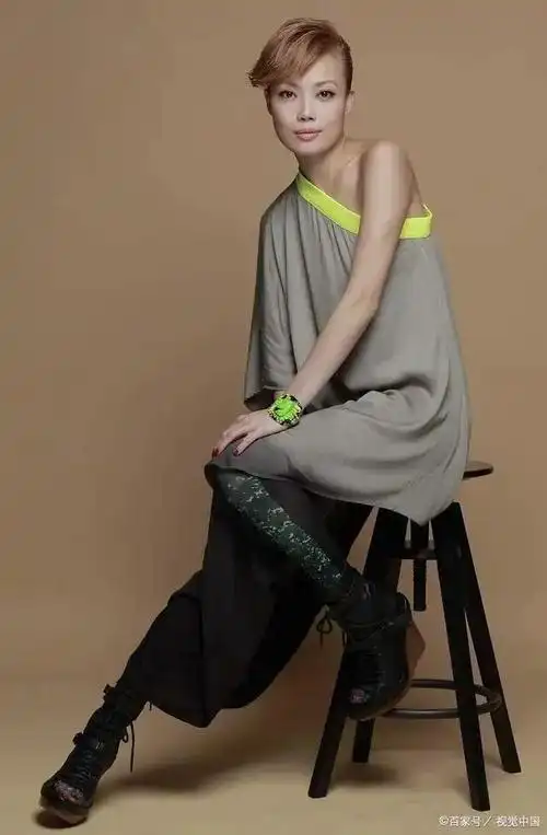 知名歌手容祖儿近日在其社交账号上发了一组健身照片,引发网友热烈