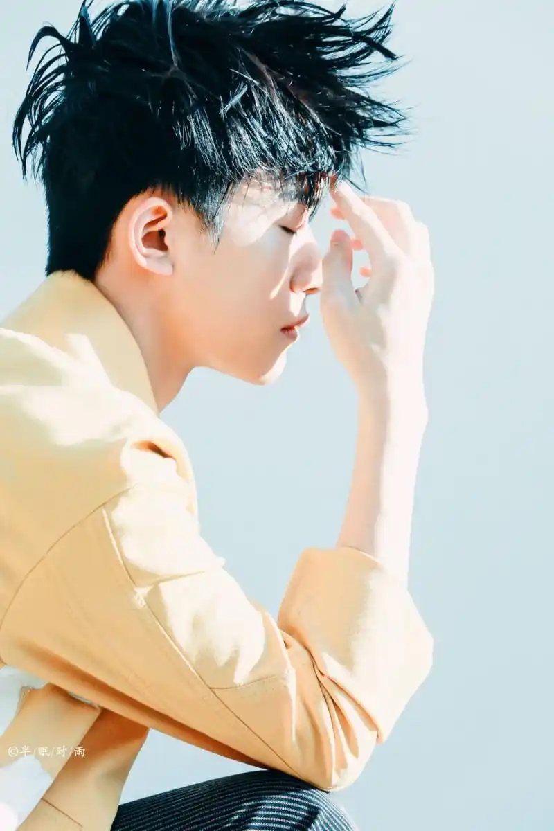 易烊千玺清爽帅照来袭,夏天的风吹来少年感
