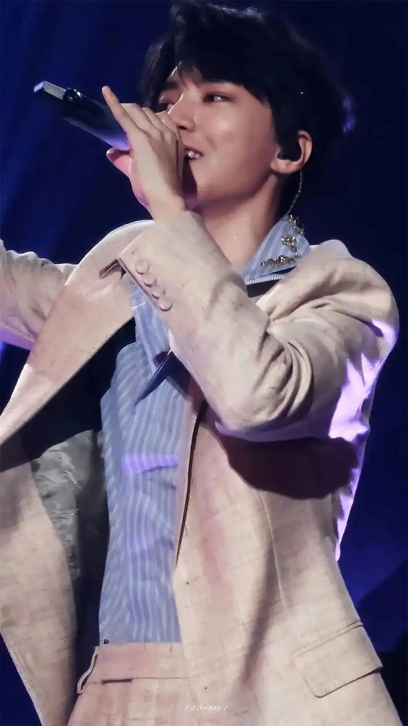 来啦来啦 小俊递话筒啦.#这是我老公#王俊凯 #凯蟹巨甜