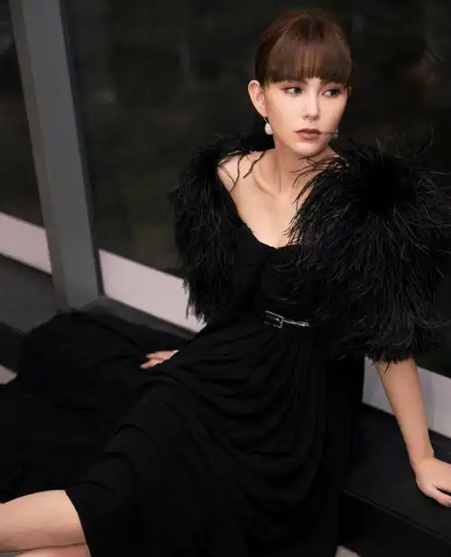 时尚女神昆凌齐刘海美艳动人写真