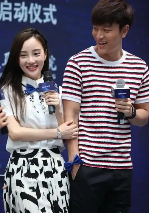 李小璐与贾乃亮一起出席活动看完照片后网友重点在图4