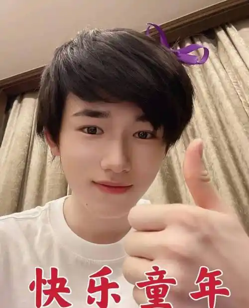 宋亚轩儿童节晒自拍,素颜照引发热议,时代少年团门面就这?