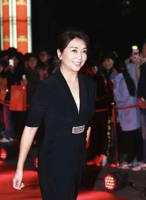 江珊真是大号水蜜桃深v长裙撑得够饱满这身材52岁少见