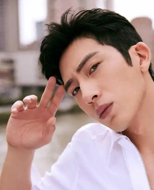 井柏然西装白衬衫天台写真释出黑白look出镜帅气有型