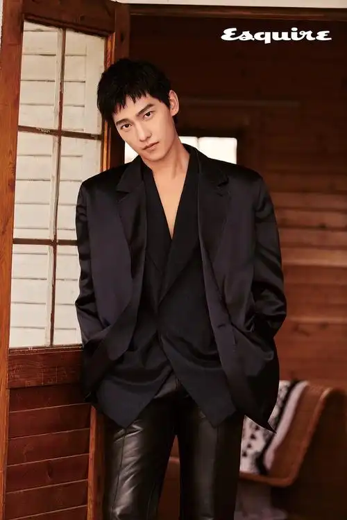 杨洋登杂志封面,身着西装绅士十足