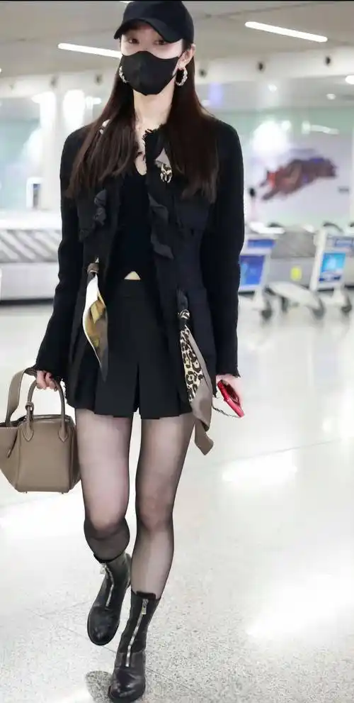 宋轶罕见黑丝造型曝光,居家演绎别样风情,网友:太惊艳