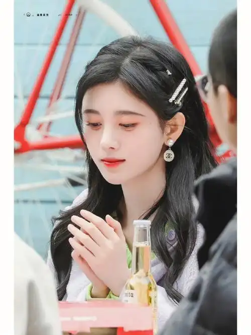 鞠婧祎带夏夏小朋友过六一