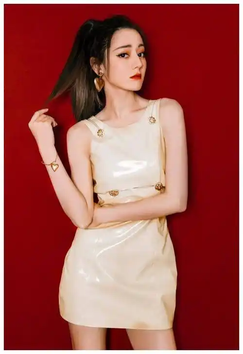 创造营迪丽热巴的造型太美,亮色系和短裙的结合,妥妥元气少女