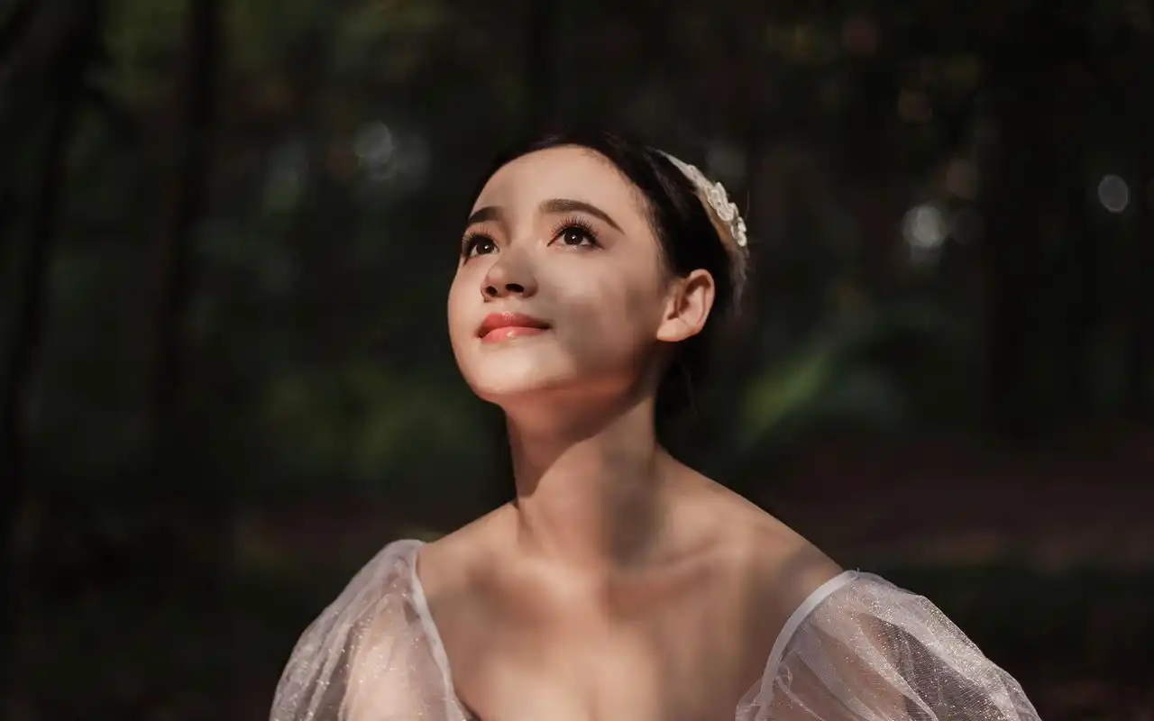 林中起舞的芭蕾美女高清桌面壁纸