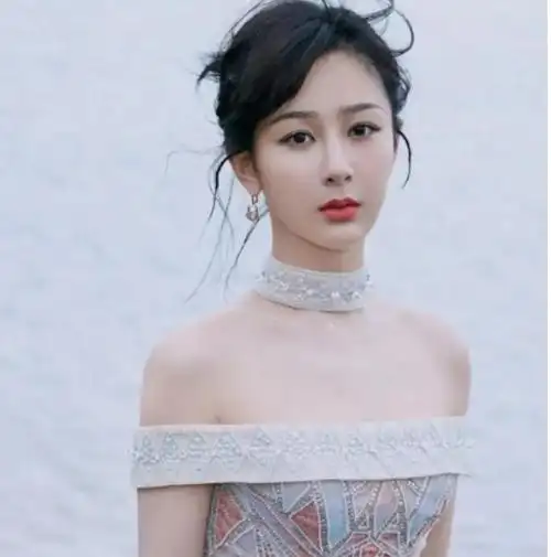 30岁的杨紫已经走出了她从前的"国民闺女"形象,展现出了更加成熟和