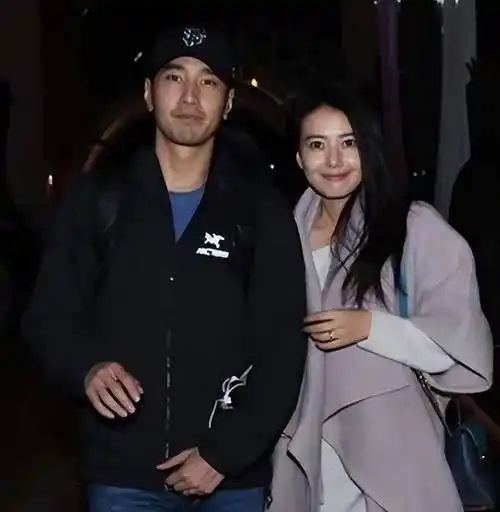 高圆圆夫妇现身机场,看老婆眼神拉丝,黏一起热聊超级甜 !_赵又廷_爱情