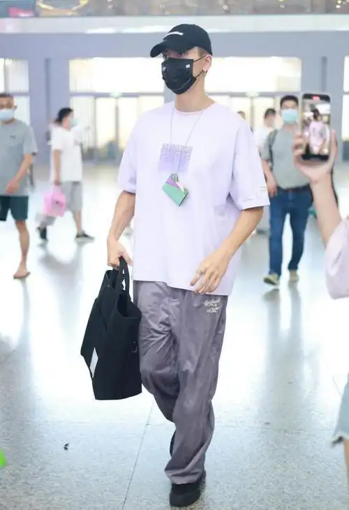 陈伟霆私下里够有型的虽然白色t恤很随性但锅盖帽太时髦