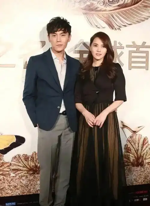 54岁还像小女生伊能静和老公出席活动穿一袭礼服裙优雅大方